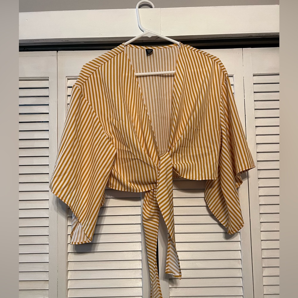 SHEIN crop top. Ties in the front. Size 0XL